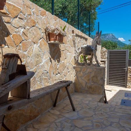 Plum Holiday Home Kaštel Stari Exteriör bild