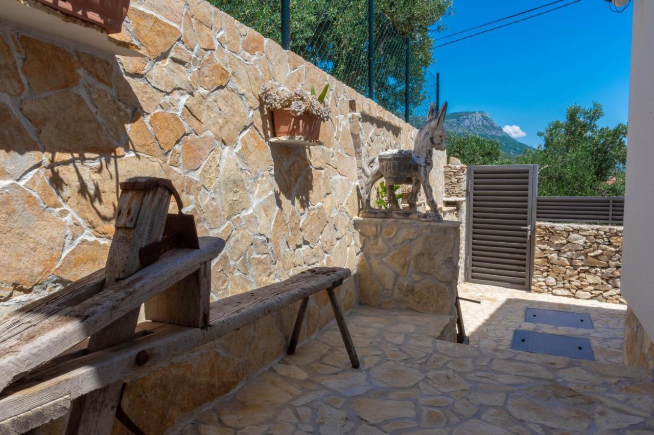 Plum Holiday Home Kaštel Stari Exteriör bild